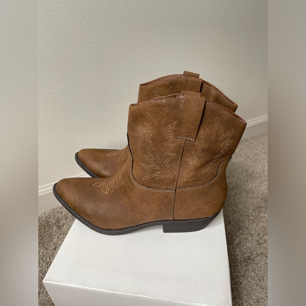 ..me Too Cowgirl Bootie Brown Size 10M/40 NEW